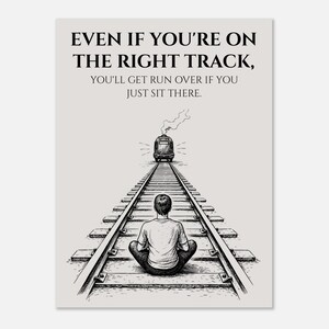 Puede incluir: Ilustración en blanco y negro de una persona sentada en vías de tren con un tren acercándose. El texto dice: "INCLUSO SI ESTÁS EN EL CAMINO CORRECTO, TE ATROPELLARÁN SI SOLO TE SIENTAS AHÍ."