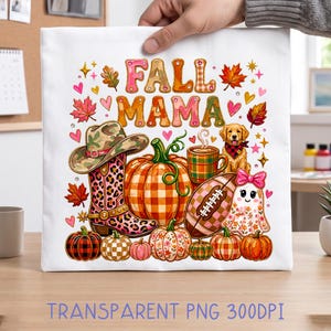 Op de afbeelding: Een wit stoffen vierkant met een kleurrijke afbeelding en de tekst FALL MAMA. Het ontwerp bevat een camouflage cowboyhoed, een laars met luipaardprint, een pompoen met ruitjespatroon, een koffiemok, een golden retriever, een football en een spookje.