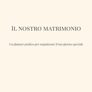 Può includere: Un'agenda per matrimoni color crema con il titolo "IL NOSTRO MATRIMONIO" in lettere grigio scuro. Sotto, il testo recita "Un planner pratico per organizzare il tuo giorno speciale" in un carattere più piccolo e abbinato. Il design generale è semplice ed elegante.