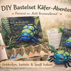 Può includere: Un kit fai-da-te con il testo "DIY Bastelset Käfer-Abenteuer" e "Bolli Brummelkraut". Il kit include un libro, carte, un giocattolo a forma di scarabeo e flaconi di vernice. I colori principali sono blu, verde e giallo.
