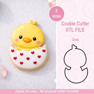Könnte beinhalten: Ein gelber Kükenkeks mit schwarzen Augen, einem orangen Schnabel und rosa Wangen, der aus einer weißen Eierschale mit roten Herzen kommt. Das Bild zeigt auch eine Keksausschnittkontur und den Text "Cookie Cutter STL File Chick".
