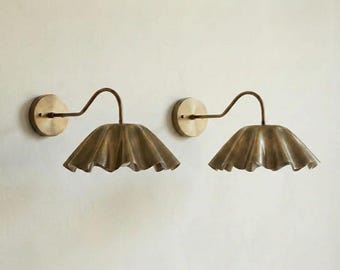 Vintage messing wandlamp met gegolfde kap – Mid-century modern armatuur met geschulpte rand