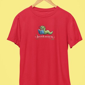 Könnte beinhalten: Eine weiße Keramik-Tasse mit schwarzem Henkel und dem Text "But First, Coffee" in handschriftlichem Stil. Die Tasse steht auf einer weißen Oberfläche. Die Tasse ist etwa 10 cm hoch.