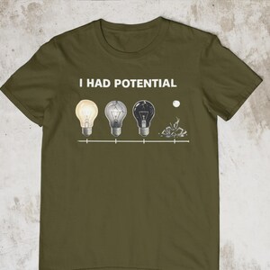 Camiseta "Tenía Potencial", Camiseta Divertida y Sarcástica, Camiseta Gráfica de Humor Negro, Estilo Minimalista, Ropa Urbana de Dr Grace, Camiseta "Ave María" con Manos de Jazz