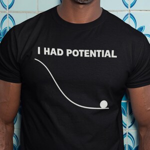 Camiseta "Tenía Potencial", Camiseta Divertida y Sarcástica, Camiseta Gráfica de Humor Negro, Estilo Minimalista, Ropa Urbana de Dr Grace, Camiseta "Ave María" con Manos de Jazz