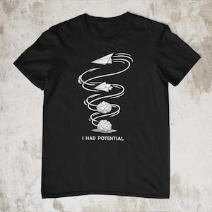 Camiseta "Tenía Potencial", Camiseta Divertida y Sarcástica, Camiseta Gráfica de Humor Negro, Estilo Minimalista, Ropa Urbana de Dr Grace, Camiseta "Ave María" con Manos de Jazz