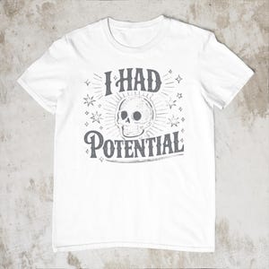 Camiseta "Tenía Potencial", Camiseta Divertida y Sarcástica, Camiseta Gráfica de Humor Negro, Estilo Minimalista, Ropa Urbana de Dr Grace, Camiseta "Ave María" con Manos de Jazz