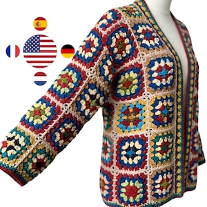 Puede incluir: Un cárdigan de ganchillo abierto y colorido. La chaqueta presenta un diseño de patchwork con cuadrados en rojo, azul, verde, amarillo y crema. Las mangas son largas y los bordes están rematados con un color contrastante. Una prenda hecha a mano y acogedora.