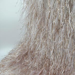 Tela de hilo de plumas, ancho 145 cm/57 pulgadas/12 colores disponibles. Flecos metálicos, ribete de poliéster para prendas de vestir, decoración del hogar, fondos para eventos.