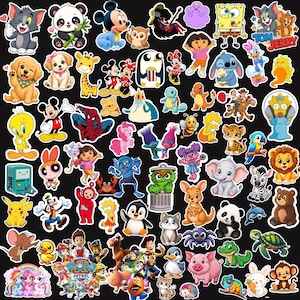 Op de afbeelding: Een verzameling diverse cartoon-stickers met verschillende dieren, populaire televisiefiguren en filmiconen in levendige kleuren. De set bevat personages zoals Tom en Jerry, Mickey Mouse, Spongebob en Paw Patrol op een zwarte achtergrond.