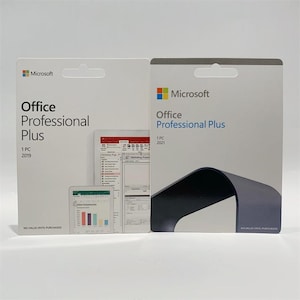Op de afbeelding: Twee Microsoft Office Professional Plus softwarepakketten. Eén pakket is gelabeld 2019 en de andere 2021. Beide pakketten zijn wit met het Microsoft-logo en productinformatie in zwart.