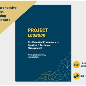 Peut inclure: Un journal de bord de projet bleu foncé avec le titre "PROJECT LOGBOOK" en jaune. Le texte "The Essential Framework for Creative & Technical Management" est en dessous du titre. Le journal de bord comprend également le texte "From idea to execution, without chaos."