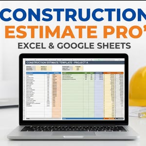 Könnte beinhalten: Ein Laptop mit einer Bauvorlagenvorlage, mit dem Text "CONSTRUCTION ESTIMATE PRO" darüber. Ein gelber Bauhelm, gerollte Baupläne und ein Maßband liegen auf dem Schreibtisch. Das Bild enthält auch Excel- und Google Sheets-Logos.