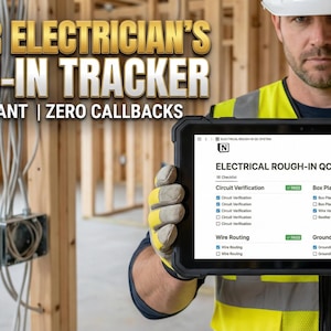 Op de afbeelding: Een bouwvakker houdt een tablet vast met een "ELECTRICAL ROUGH-IN QC SYSTEM". Het scherm van de tablet toont categorieën zoals Circuit Verification, Wire Routing en Grounding & Bonding. De afbeelding bevat de tekst "MASTER ELECTRICIAN'S ROUGH-IN TRACKER" en "CODE COMPLIANT | ZERO CALLBACKS."