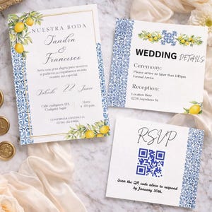 Può includere: Invito di nozze con design a limoni e piastrelle blu. Il set include un invito, una scheda dettagli e una scheda RSVP. L'invito presenta i nomi "Tandra & Francisco" e la data "22 Giugno". La scheda RSVP include un codice QR.