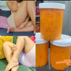 Könnte beinhalten: Drei transparente Plastikgläser mit weißen Deckeln, gefüllt mit einer orangefarbenen Substanz. Die Gläser sind übereinander gestapelt. Das Bild zeigt auch eine sitzende Person.