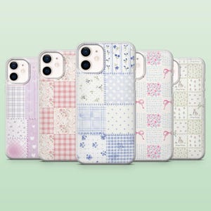 Può includere: Cinque custodie per telefono con un design patchwork. Le custodie presentano vari motivi, tra cui floreali, a quadretti e a pois, in colori pastello come rosa, blu e lavanda. Ogni custodia ha un bordo trasparente.