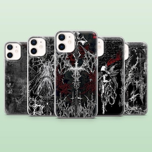 Peut inclure: Une collection de cinq coques de téléphone avec des motifs d'inspiration gothique. Chaque coque présente une illustration unique en noir et blanc avec des accents rouges. Les motifs incluent des croix, des anges et des motifs abstraits.