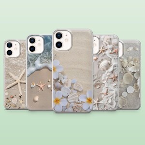 Puede incluir: Una colección de cinco fundas transparentes para teléfono con diseños de playa. Cada funda presenta un diseño diferente, que incluye arena, conchas marinas, estrellas de mar y flores blancas. Las fundas están diseñadas para un teléfono inteligente.