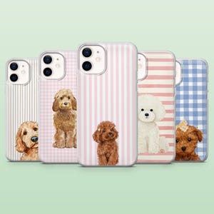 Könnte beinhalten: Eine Sammlung von Handyhüllen mit entzückenden Hundeillustrationen. Die Hüllen zeigen verschiedene Rassen, darunter ein Golden Doodle, Pudel und Terrier, vor gestreiften und karierten Hintergründen in Rosa, Weiß und Blau.