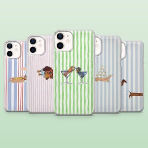 Peut inclure: Une collection de cinq coques de téléphone avec des fonds à rayures colorées. Chaque coque présente une illustration différente d'un chien teckel. Les illustrations incluent un hot-dog, un chien avec un nœud papillon, des chiens dans des verres à martini et un chien avec une tour de champagne.