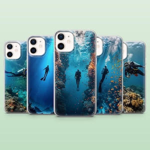Peut inclure: Une collection de cinq coques de téléphone transparentes présentant des scènes sous-marines avec des plongeurs. Les coques présentent des récifs coralliens vibrants, des bancs de poissons et des plongeurs explorant la mer bleu profond. Les motifs sont détaillés et réalistes.