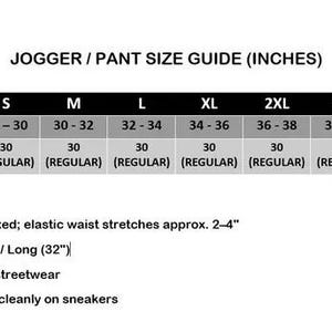 Pu&ograve; includere: Una guida alle taglie per joggers e pantaloni, che mostra le misure di vita e interno gamba in pollici. La guida include taglie dalla XS alla 5XL, con lunghezze dell'interno gamba di 76 cm (regolare) e 81 cm (lungo). Sono inclusi dettagli su vestibilit&agrave; e stile.