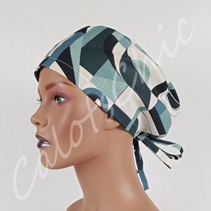 Berretto in cotone con motivo geometrico moderno blu e grigio.