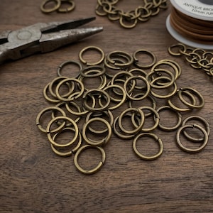 Puede incluir: Un letrero de madera rústica con el texto "Welcome to our home" en letras blancas. El letrero presenta un acabado envejecido y un diseño sencillo y acogedor, ideal para la decoración de la entrada.