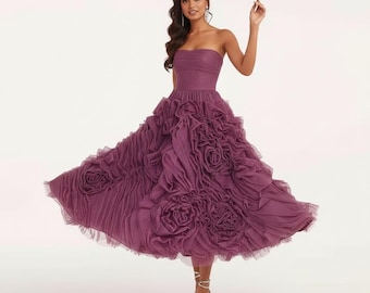 Mulberry Strapless Floral Ruffle Abendkleid: Gerafftes Mieder, voluminöses wadenlanges A-Linien-Kleid