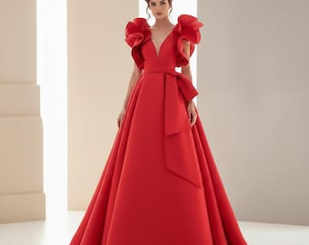 Rotes Satin-Abendkleid: Tiefes Mieder mit V-Ausschnitt, bodenlanges Abendkleid in A-Linie