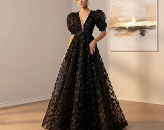 Schwarzes Tüll-Abendkleid mit Blumenapplikationen: Mieder mit tiefem V-Ausschnitt, Puffärmel A-Linien-Ballkleid