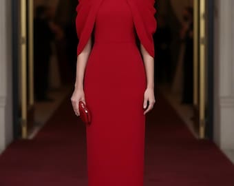 Rotes Abendkleid mit Umhang und Ärmeln: Verziertes Kleid mit Ausschnitt, elegantes formelles bodenlanges Outfit