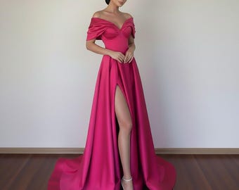 Fuchsia Satin Off-Shoulder Abendkleid: Drapiertes Mieder, A-Linie Kleid mit Schlitz