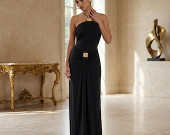Black Halter Neck Evening Gown: Metal Brooch Detail, Elegant Floor-Length Formal Dress