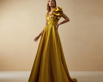 Goldenes Satin-Abendkleid: Tiefes Mieder mit V-Ausschnitt, bodenlanges Abendkleid in A-Linie