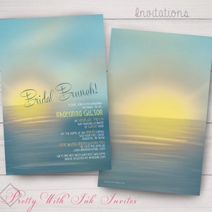 Könnte beinhalten: Eine blaue und gelbe Einladung zu einem Braut-Brunch. Die Einladung zeigt ein verschwommenes Bild eines Sonnenuntergangs über dem Meer. Der Text auf der Einladung lautet "Bridal Brunch!" und enthält den Namen der Braut, das Datum und die Uhrzeit der Veranstaltung sowie den Ort.
