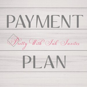 Könnte beinhalten: Ein weißer Holzgrund mit dem Text "PAYMENT PLAN" in grauen Buchstaben. Der Text "Pretty With Ink Invites" ist in rosa kursiver Schrift.