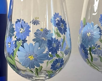 Juego de 2 copas de vino pintadas a mano Blue Meadow Daydream