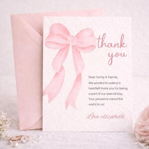 Puede incluir: Tarjeta de agradecimiento rosa con un diseño de lazo en acuarela y sobre a juego. La tarjeta dice "gracias" e incluye un mensaje personalizado. Ideal para bodas, baby showers u otros eventos especiales.