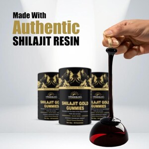 K&ouml;nnte beinhalten: Bild von Shilajit Gold Gummies. Das Bild zeigt drei schwarze zylindrische Beh&auml;lter mit goldfarbenen Buchstaben und Grafiken. Eine Hand h&auml;lt eine dunkle, z&auml;hfl&uuml;ssige Substanz, m&ouml;glicherweise Shilajit-Harz, mit roter Basis. Der Text lautet "Made With Authentic Shilajit Resin."