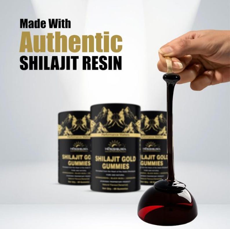 K&ouml;nnte beinhalten: Bild von Shilajit Gold Gummies. Das Bild zeigt drei schwarze zylindrische Beh&auml;lter mit goldfarbenen Buchstaben und Grafiken. Eine Hand h&auml;lt eine dunkle, z&auml;hfl&uuml;ssige Substanz, m&ouml;glicherweise Shilajit-Harz, mit roter Basis. Der Text lautet "Made With Authentic Shilajit Resin."