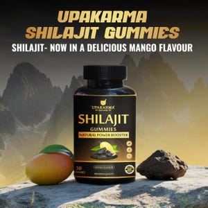 K&ouml;nnte beinhalten: Eine schwarze Flasche Shilajit Gummies mit dem Text "UPAKARMA SHILAJIT GUMMIES" und "SHILAJIT - NOW IN A DELICIOUS MANGO FLAVOUR". Eine Mango und ein dunkler Felsen befinden sich neben der Flasche. Das Etikett lautet "Natural Power Booster".