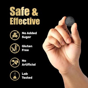 K&ouml;nnte beinhalten: Eine schwarze Nahrungserg&auml;nzungsmittelkapsel wird vor einem schwarzen Hintergrund zwischen den Fingern gehalten. Der Text "Safe & Effective" ist in Gold gehalten, zusammen mit Symbolen und Text, die "Kein Zuckerzusatz", "Glutenfrei", "Keine k&uuml;nstlichen Stoffe" und "Laborgepr&uuml;ft" angeben.