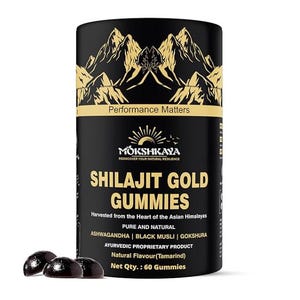 K&ouml;nnte beinhalten: Ein schwarzer zylindrischer Beh&auml;lter mit Shilajit Gold Gummies mit goldenen Berggrafiken und dem Text "Performance Matters". Das Etikett enth&auml;lt den Markennamen "Mokshkaya" und Details zum Produkt, einschlie&szlig;lich "Ashwagandha" und "60 Gummies". Drei dunkle Gummib&auml;rchen sind vorne.