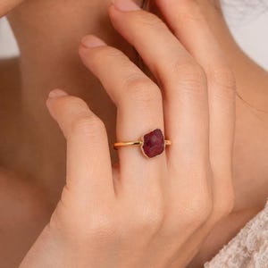 Anel de rubi bruto, prata de lei banhada a ouro, gema natural, pedra do mês de julho