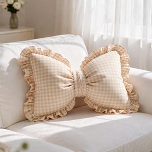 Puede incluir: Una taza de cerámica blanca con un asa negra y el texto "But first, coffee" en un estilo manuscrito. La taza está sobre una superficie blanca. La taza mide aproximadamente 10 cm de alto.