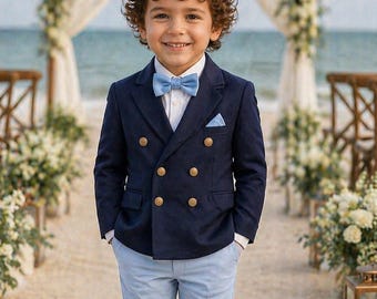 Marineblauw pak met dubbele rij knopen – strandtrouwoutfit voor ringdrager met vlinderdas en lichte broek – kostuum voor formeel kinderfeest