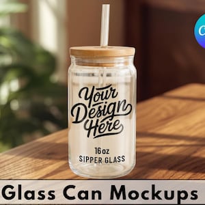 Puede incluir: Un vaso transparente con tapa y pajita de madera. El vaso lleva la etiqueta "Your Design Here" y "16 oz Sipper Glass". La imagen es una maqueta para diseños de latas de vidrio, con el logotipo de Canva en el fondo.