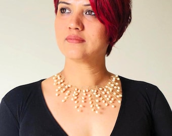 手作りのパールステートメントネックレス、ゴールドブライダルジュエリー、ティアドロップパールビブネックレス、繊細なウェディングネックレス、職人技のジュエリー